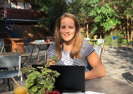 karin in de tuin